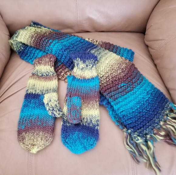 urbanology Accessories - Urbanology Matching Scarf & Mittens